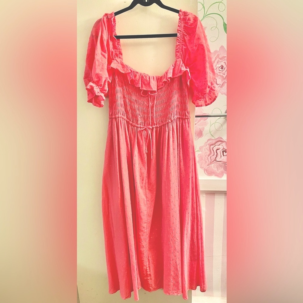 Square neck, ruffled midi Dress
Coral Color    SIZE XXL = 20-22     *Like New*
